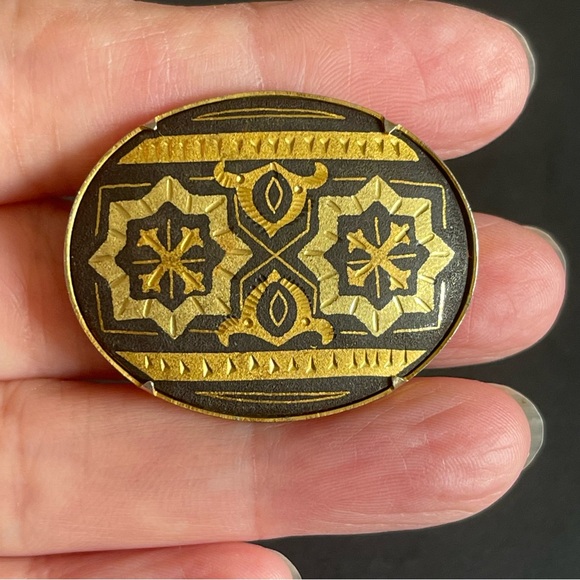 Jewelry - Vintage Oval damascene black & gold brooch.
